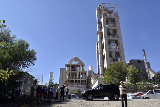 Gümüşhane’de Vatandaşlar Çimento Fabrikasına Giriş Çıkışı Kapattı