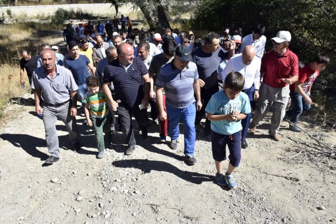 Gümüşhane’de Vatandaşlar Çimento Fabrikasına Giriş Çıkışı Kapattı