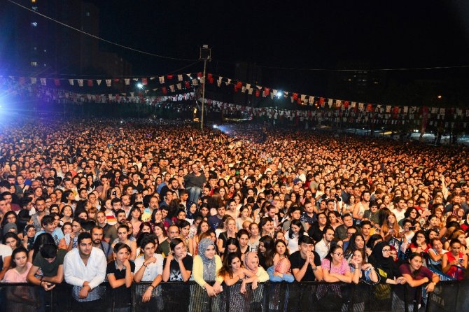 100 Bin Kişiye Konser Verdi