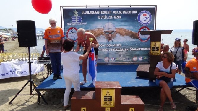 87 Yaşında 2 Kilometre Yüzerek Birinci Oldu