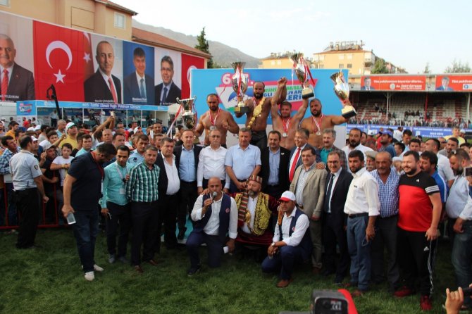 Elmalı Güreşleri’nde Başpehlivan Orhan Okulu