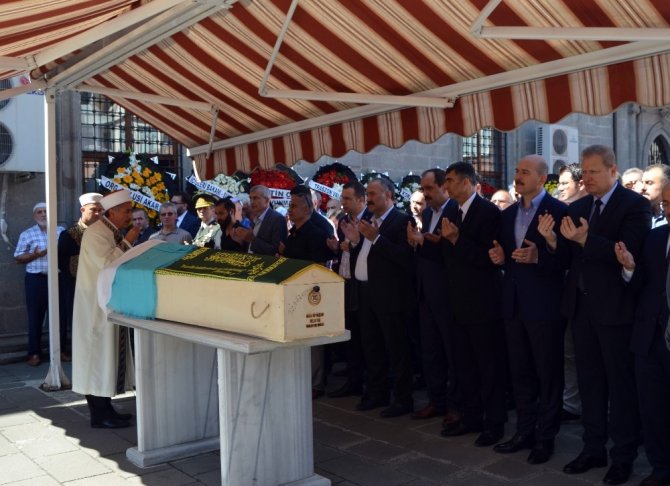 Bakan Soylu Memleketi Trabzon’da Partisinin İlçe Kongresine Ve Cenazeye Katıldı