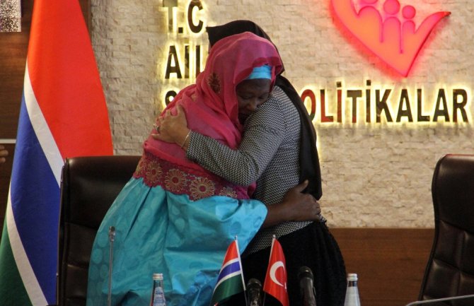 Bakan Kaya’ya Böyle Sarıldı