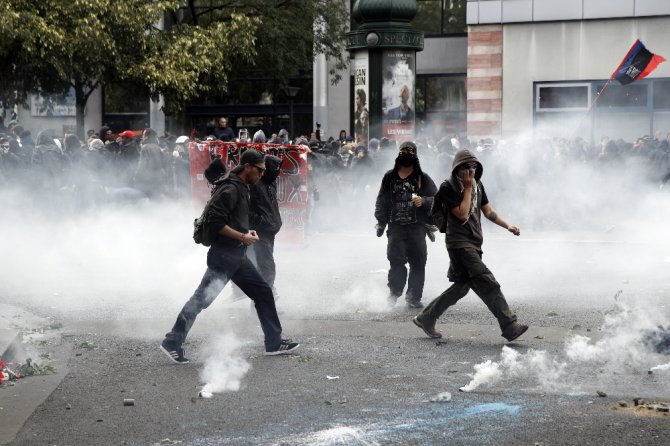 Paris’te Sokaklar Karıştı