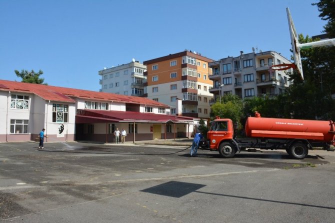 Okul Bahçeleri Yeni Eğitim Öğretim Yılı Öncesi Temizleniyor