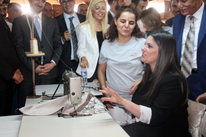 Bakan Dikiş Makinesinin Başına Geçti