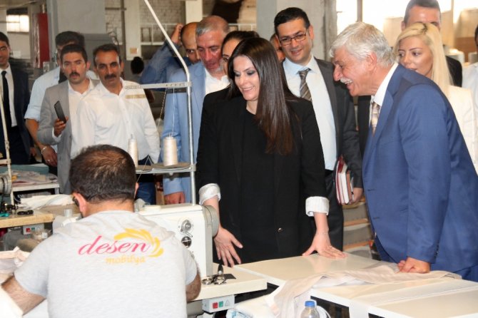 Bakan Dikiş Makinesinin Başına Geçti