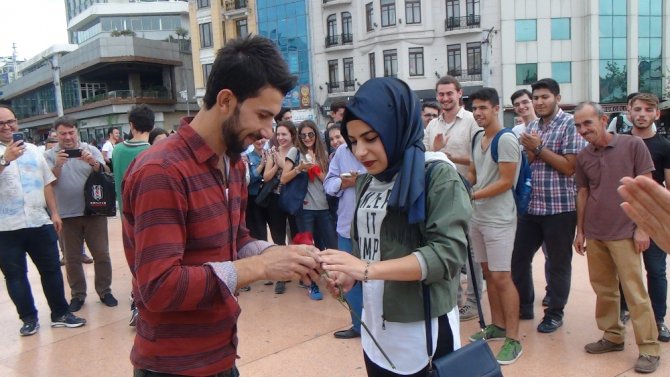 Taksim Meydanında Evlilik Teklifi