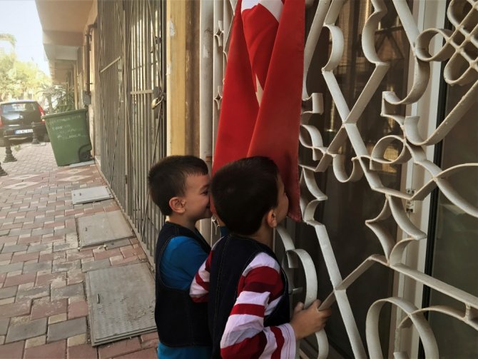Suriyeli Öğrenciler Türk Bayrağını Öptü