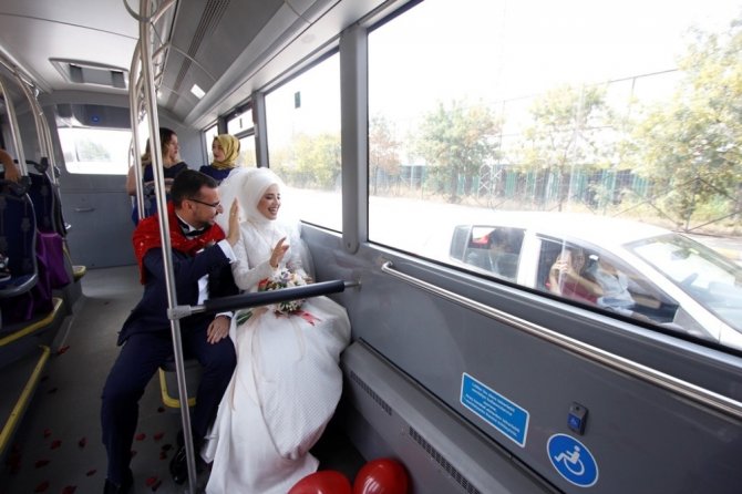 Tanıştıkları Otobüs Düğün Araçları Oldu
