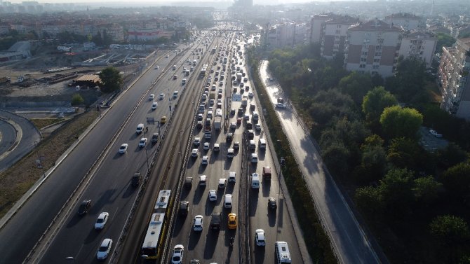 Okulun İlk Gününde İstanbul Trafiği Havadan Görüntülendi