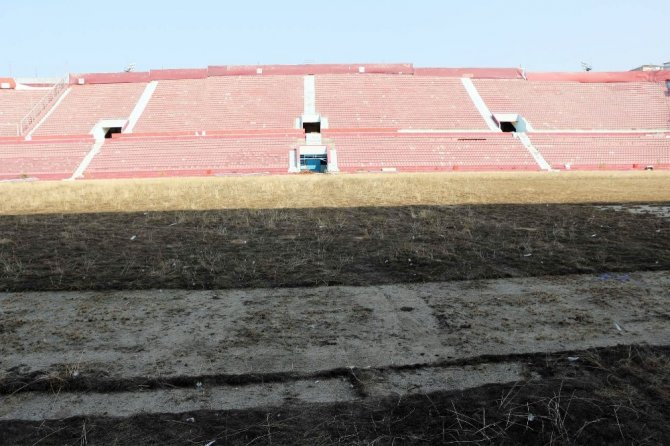 Hüseyin Avni Aker Stadı’nın Son Hali Üzdü