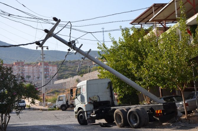 Kamyon Elektrik Direğini Yıktı: Sanayi Sitesi Elektriksiz Kaldı