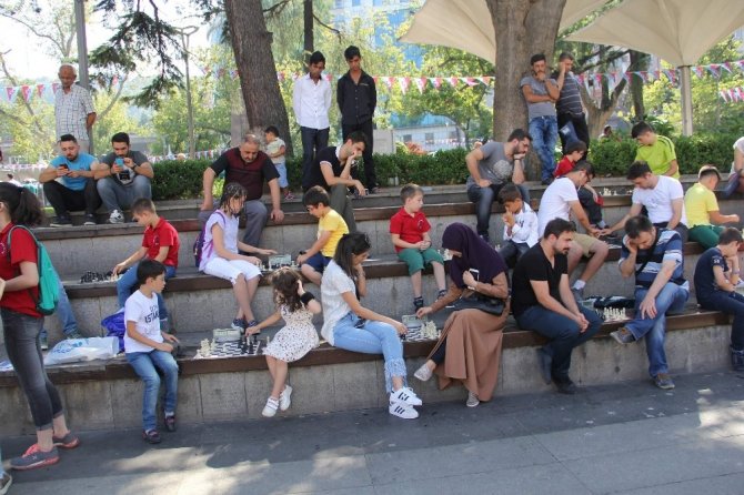 ‘Sokakta Satranç Var’ Projesi Kapsamında Meydan Parkı’nda Yüzlerce Kişi Satranç Oynadı