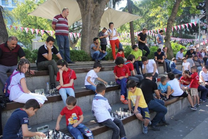 ‘Sokakta Satranç Var’ Projesi Kapsamında Meydan Parkı’nda Yüzlerce Kişi Satranç Oynadı
