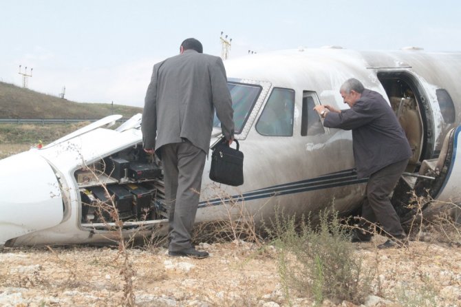 Uçak Kazası Sonrası İnceleme Ekibi Olay Yerinde