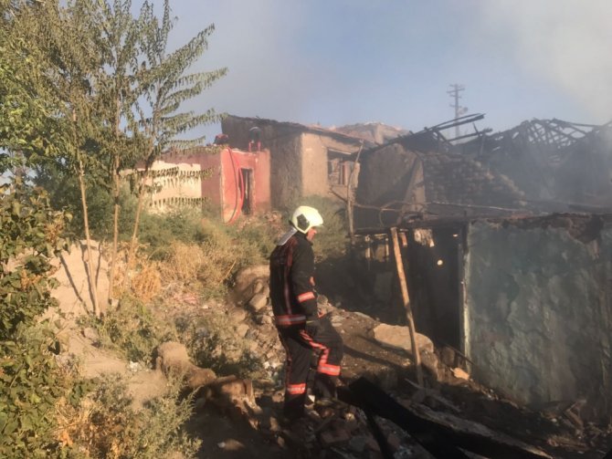 Ankara’da Yangın: 5 Gecekondu Kullanılamaz Hale Geldi