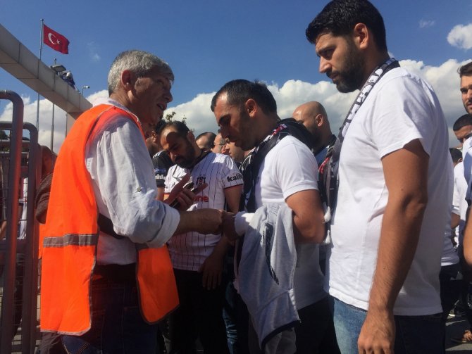 Beşiktaşlı Taraftarlar, Kadıköy’e Hareket Etti