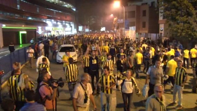 Fenerbahçe Taraftarından Maç Çıkışı Kutlama
