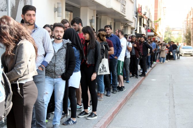 Eğitim Aşkı Metrelerce Kuyruk Oluşturdu