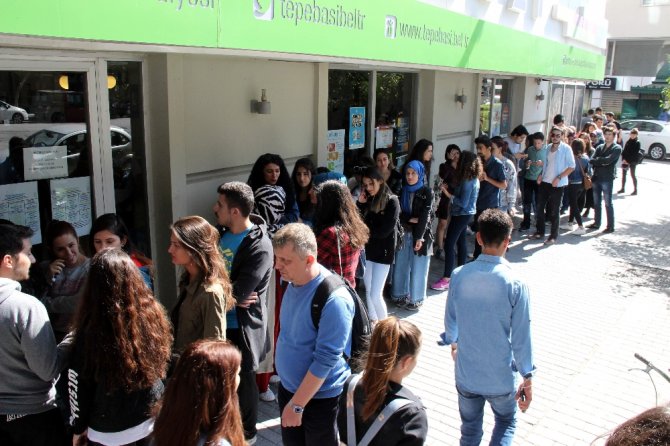 Eğitim Aşkı Metrelerce Kuyruk Oluşturdu