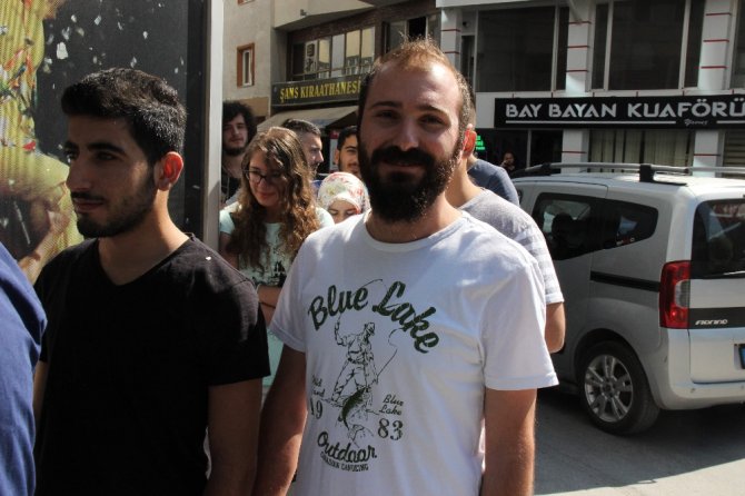 Eğitim Aşkı Metrelerce Kuyruk Oluşturdu