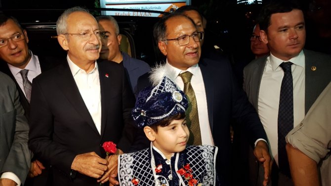 Sünnet Düğününe Katılan Kılıçdaroğlu’na Jest