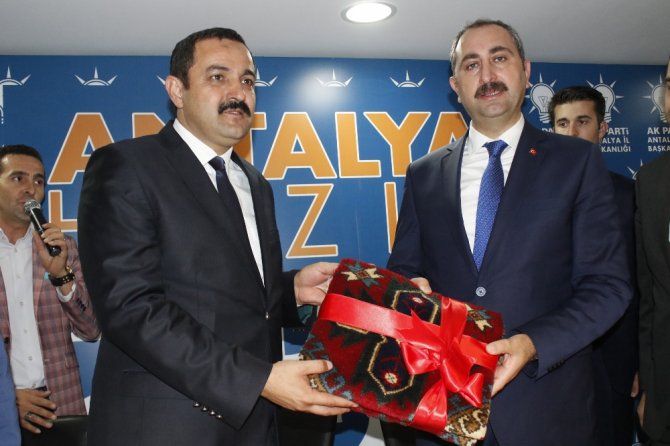 "Tiyatro Trajediyle Başladı, Komediyle Devam Ediyor"
