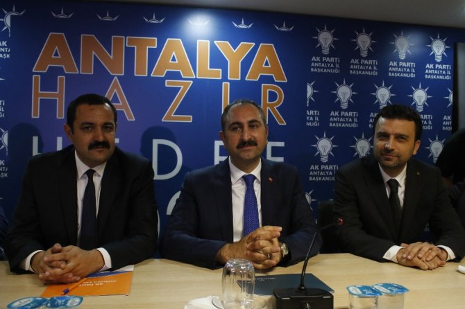 "Tiyatro Trajediyle Başladı, Komediyle Devam Ediyor"