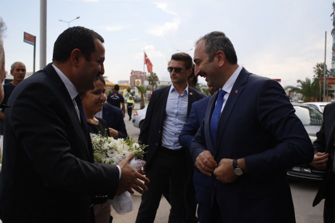 "Tiyatro Trajediyle Başladı, Komediyle Devam Ediyor"