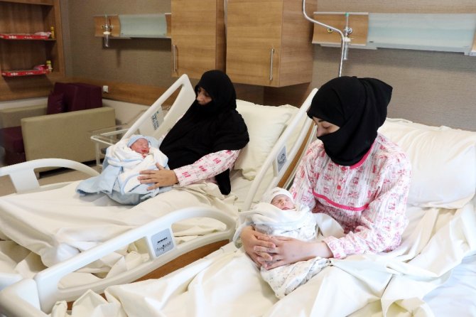 Aynı Anda Anne Oldular