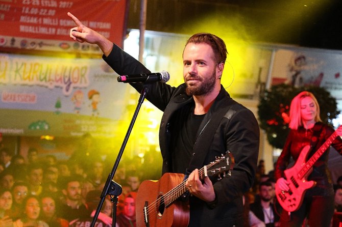 Emre Aydın Konserinde Yumruklar Havada Uçuştu