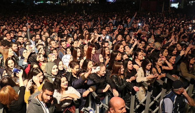 Emre Aydın Konserinde Yumruklar Havada Uçuştu