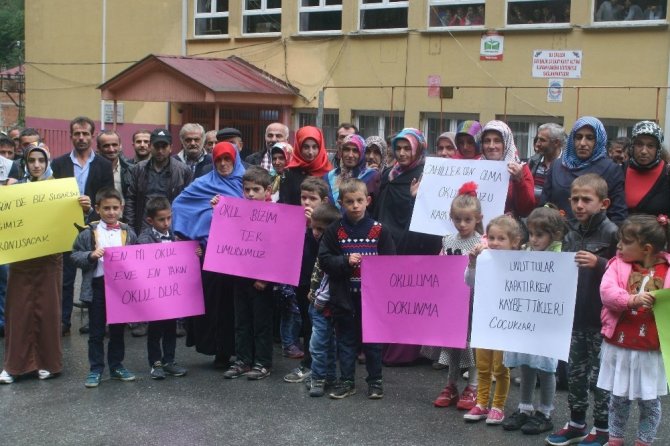 Trabzon’un Yomra İlçesi Madenli Mahallesinde Velilerin Taşımalı Eğitim Tepkisi