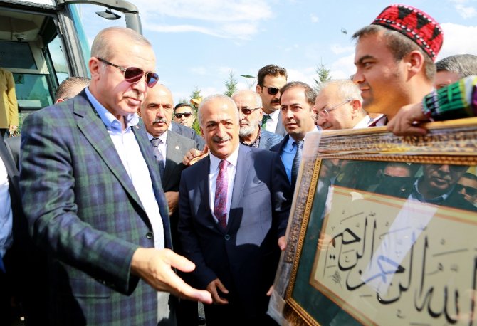 Cumhurbaşkanı Erdoğan’a Üniversitelilerden Sevgi Gösterisi