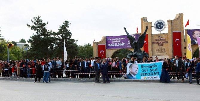 Cumhurbaşkanı Erdoğan’a Üniversitelilerden Sevgi Gösterisi