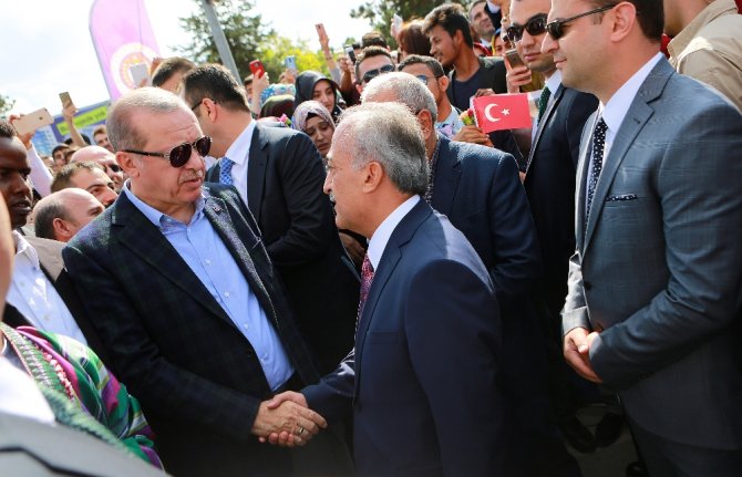 Cumhurbaşkanı Erdoğan’a Üniversitelilerden Sevgi Gösterisi
