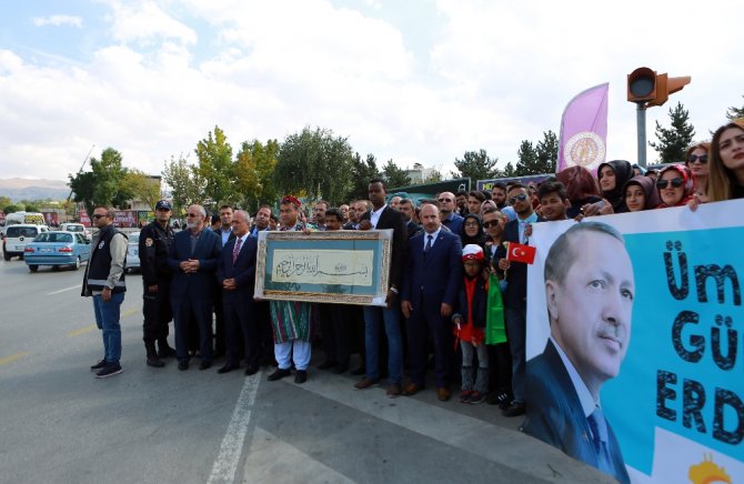 Cumhurbaşkanı Erdoğan’a Üniversitelilerden Sevgi Gösterisi