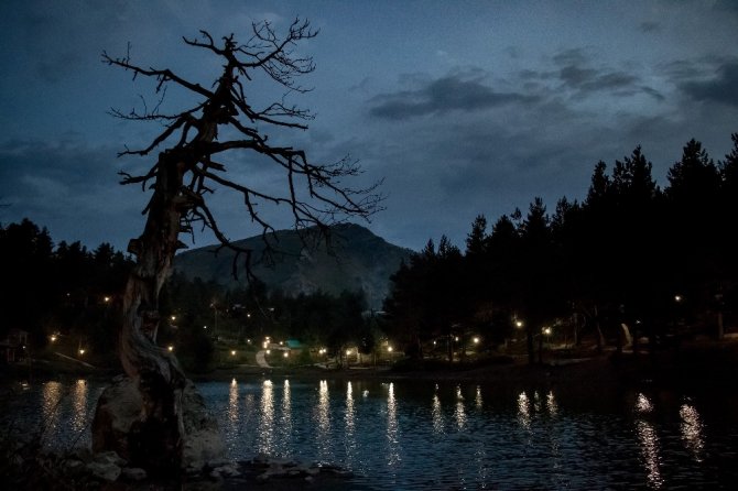 Limni Gölü Gündüz Başka, Gece Başka Güzel