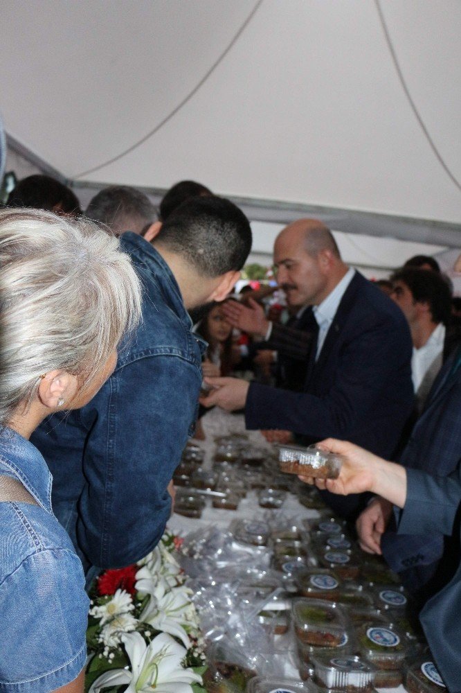 Bakan Süleyman Soylu Trabzon’da Aşure Dağıttı