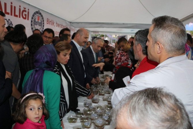 Bakan Süleyman Soylu Trabzon’da Aşure Dağıttı