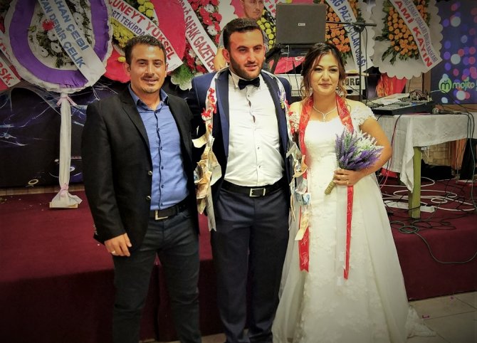 Gelin Ve Damada Kokoreç Taktı