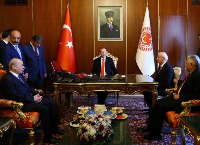 Meclis Makamında Bir Araya Geldiler