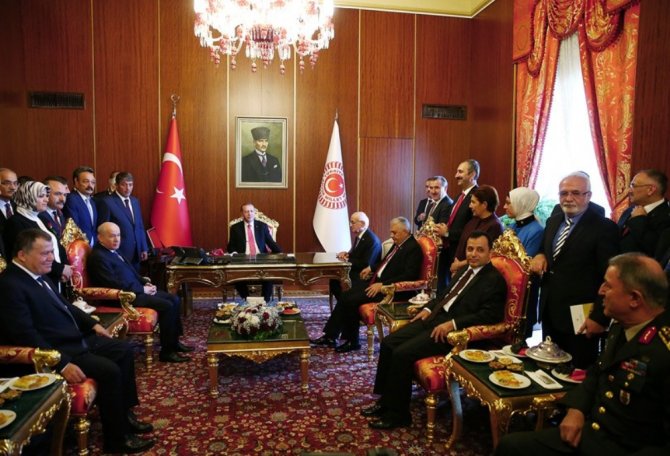 Meclis Makamında Bir Araya Geldiler