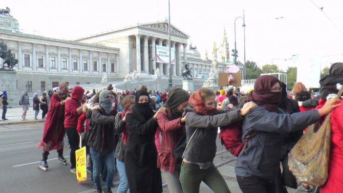Avusturya’da Yürürlüğe Giren "Burka Kanunu" Protesto Edildi