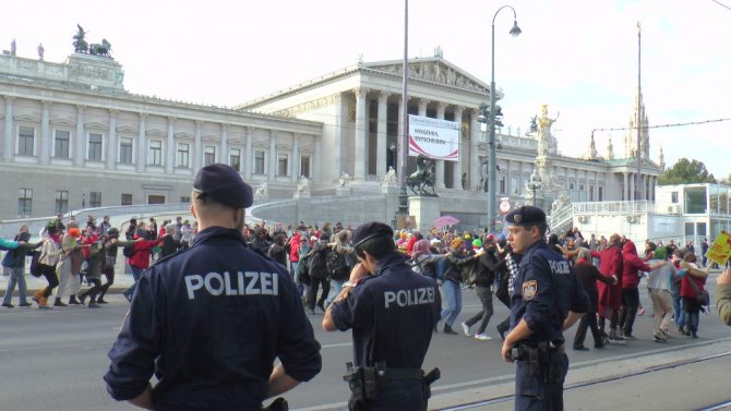 Avusturya’da Yürürlüğe Giren "Burka Kanunu" Protesto Edildi