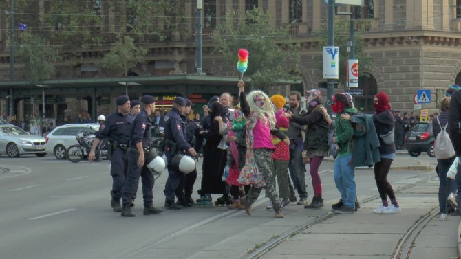 Avusturya’da Yürürlüğe Giren "Burka Kanunu" Protesto Edildi
