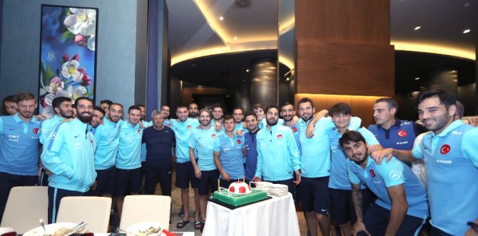 Caner’e Sürpriz Doğum Günü