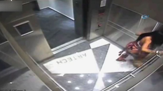 Vicdansız Kadın Köpeği Defalarca Kez Tekmeledi