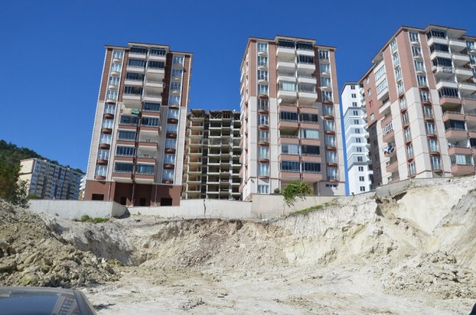 Kazı Sırasında Toprak Kaydı, 56 Dairelik Site Boşaltıldı
